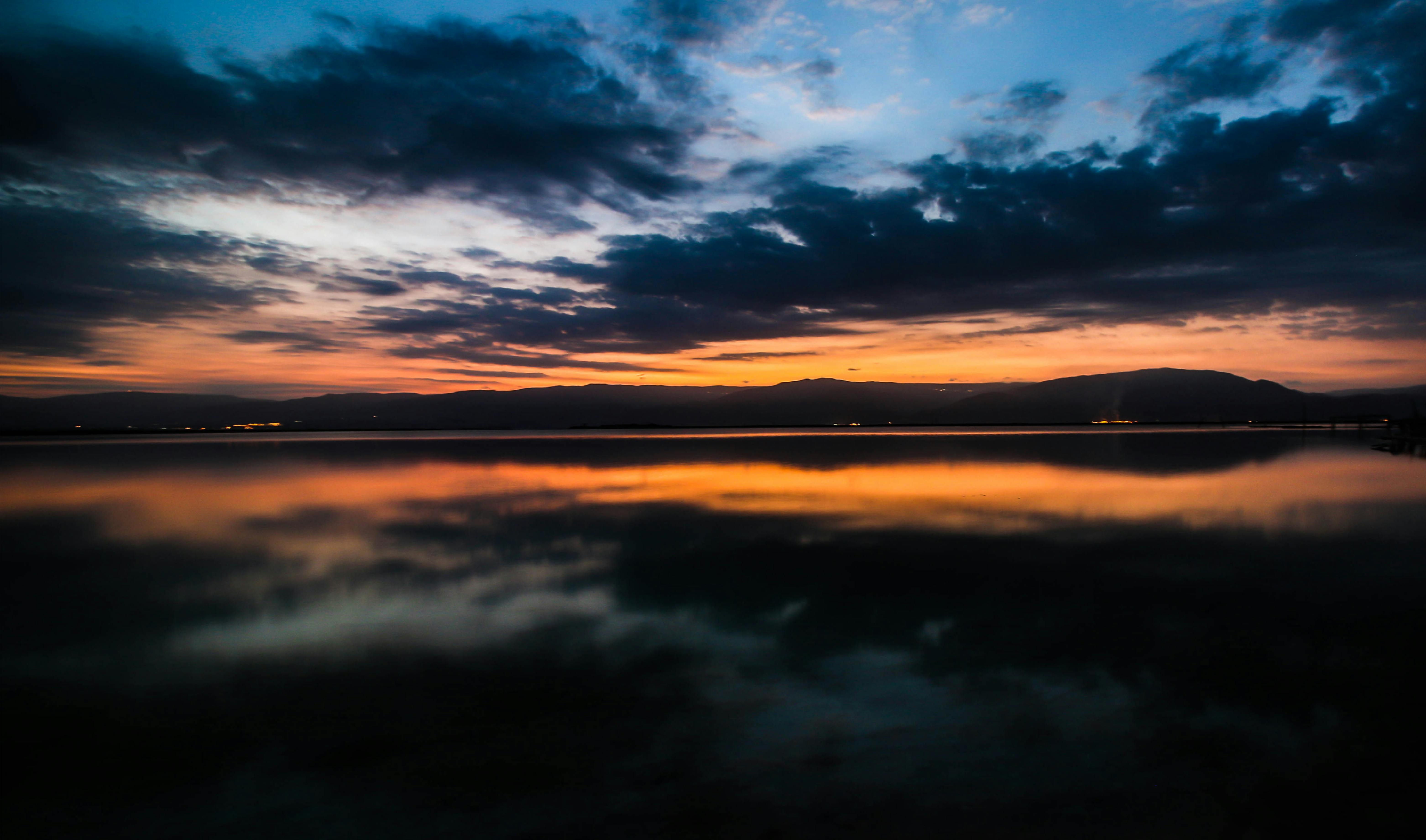 שקיעה דרמטית והשתקפות באגם | Dramatic Sunset and Lake Reflection