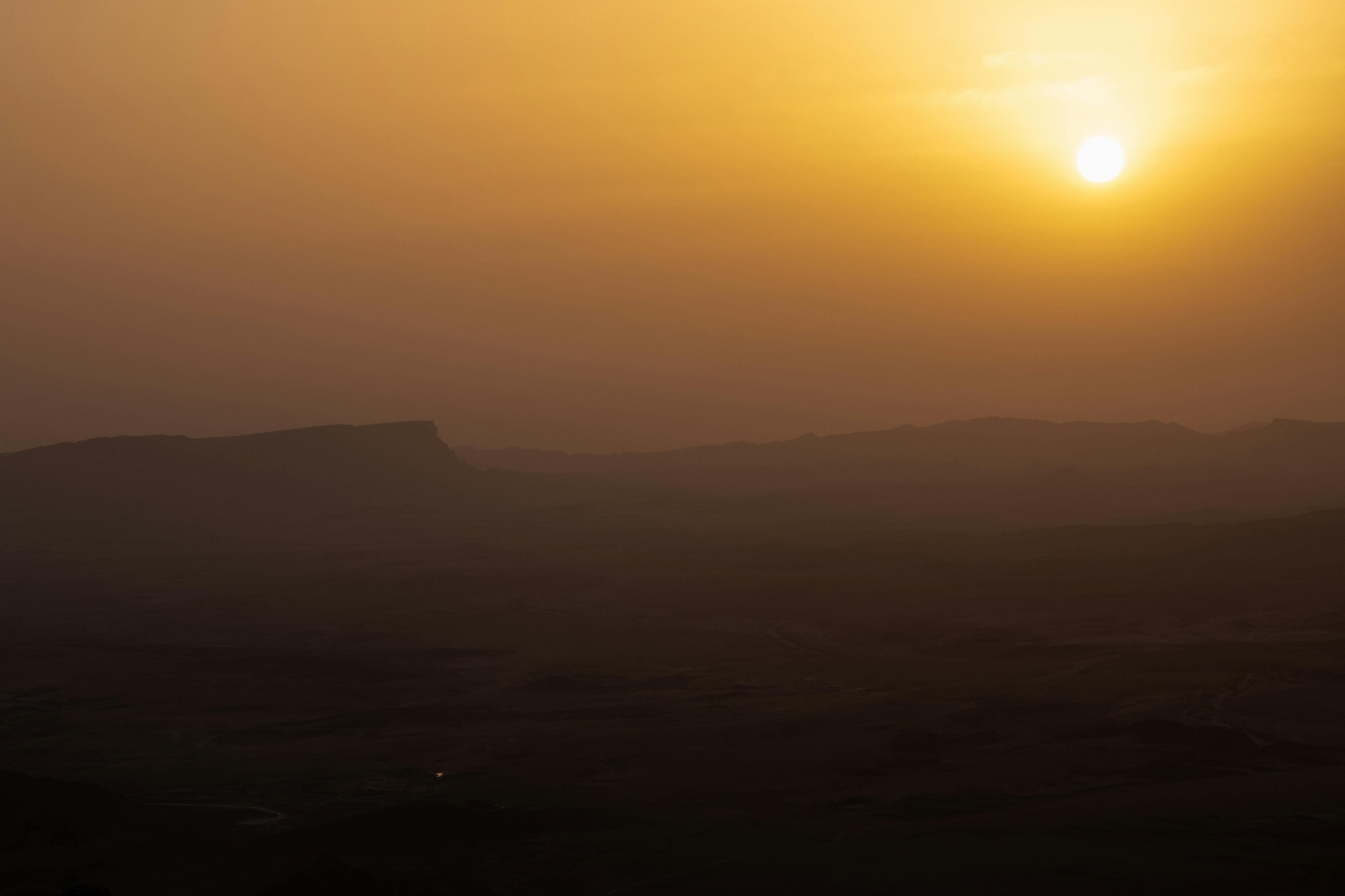 שקיעה זהובה ונוף הררי בערפל | Golden Sunset and Hazy Mountain Landscape