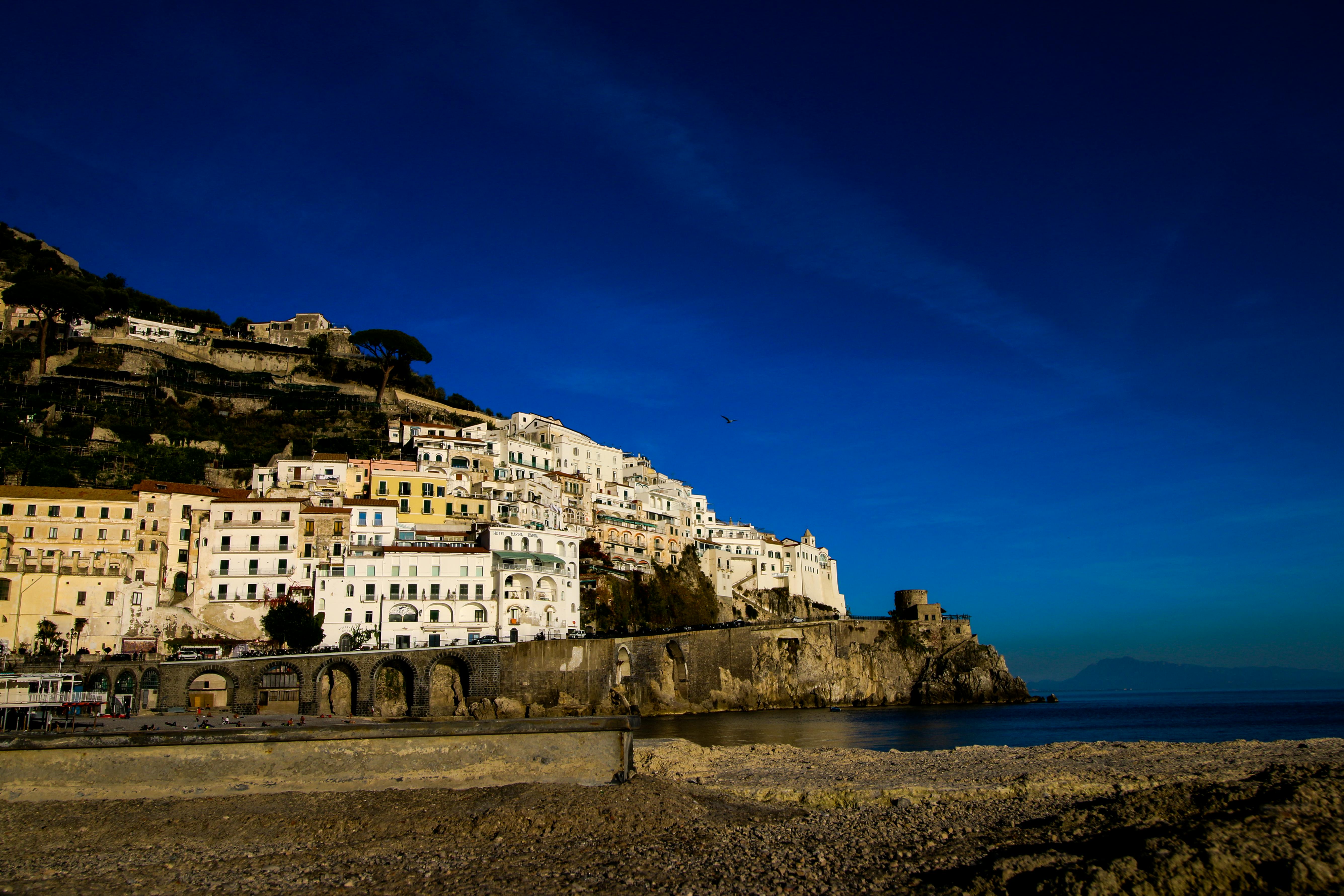 עיירת חוף ציורית על צוק מול הים | Picturesque Coastal Town on a Cliff facing the Sea