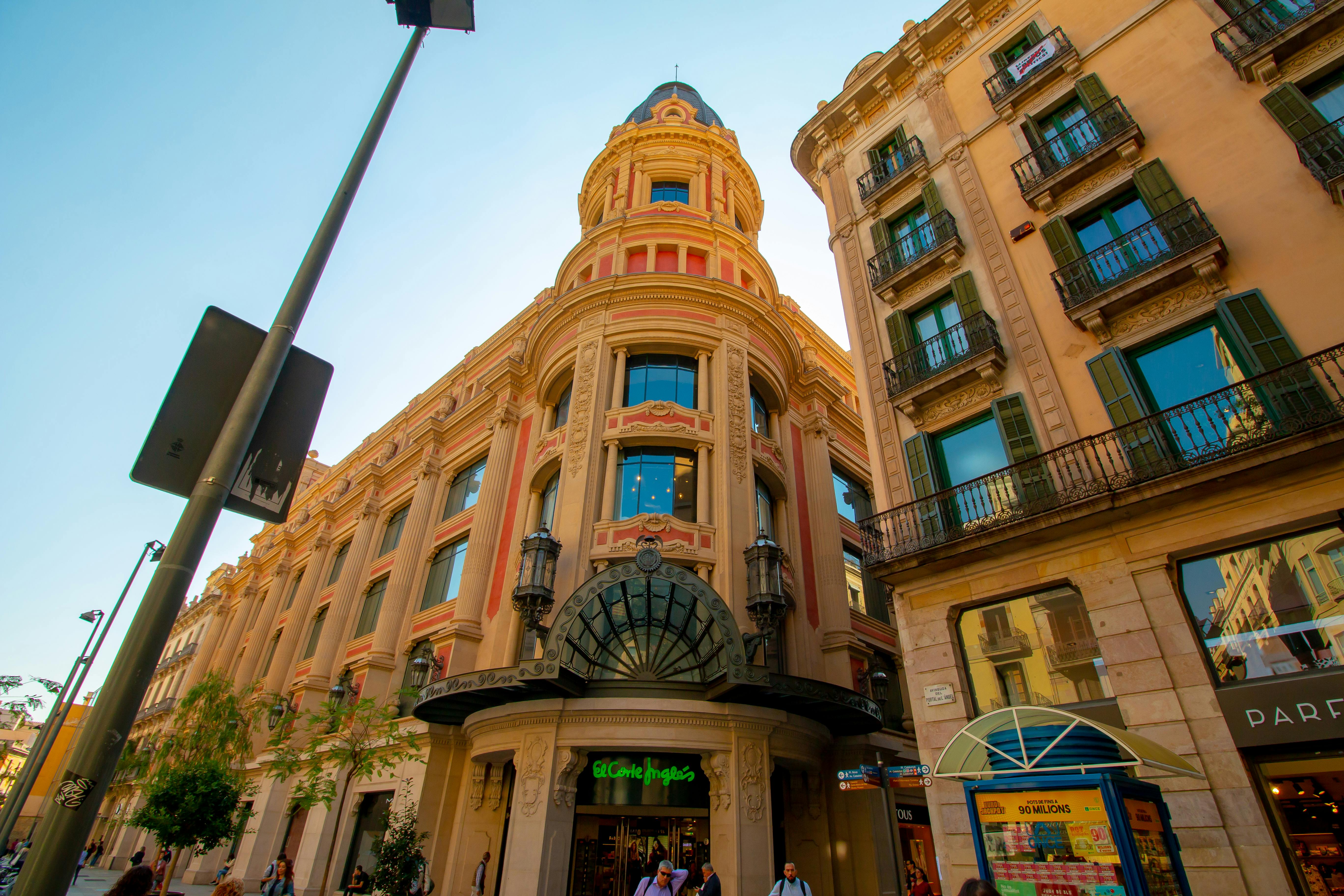 בניין פינתי מרשים וארכיטקטורה אירופאית קלאסית | Impressive Corner Building and Classic European Architecture