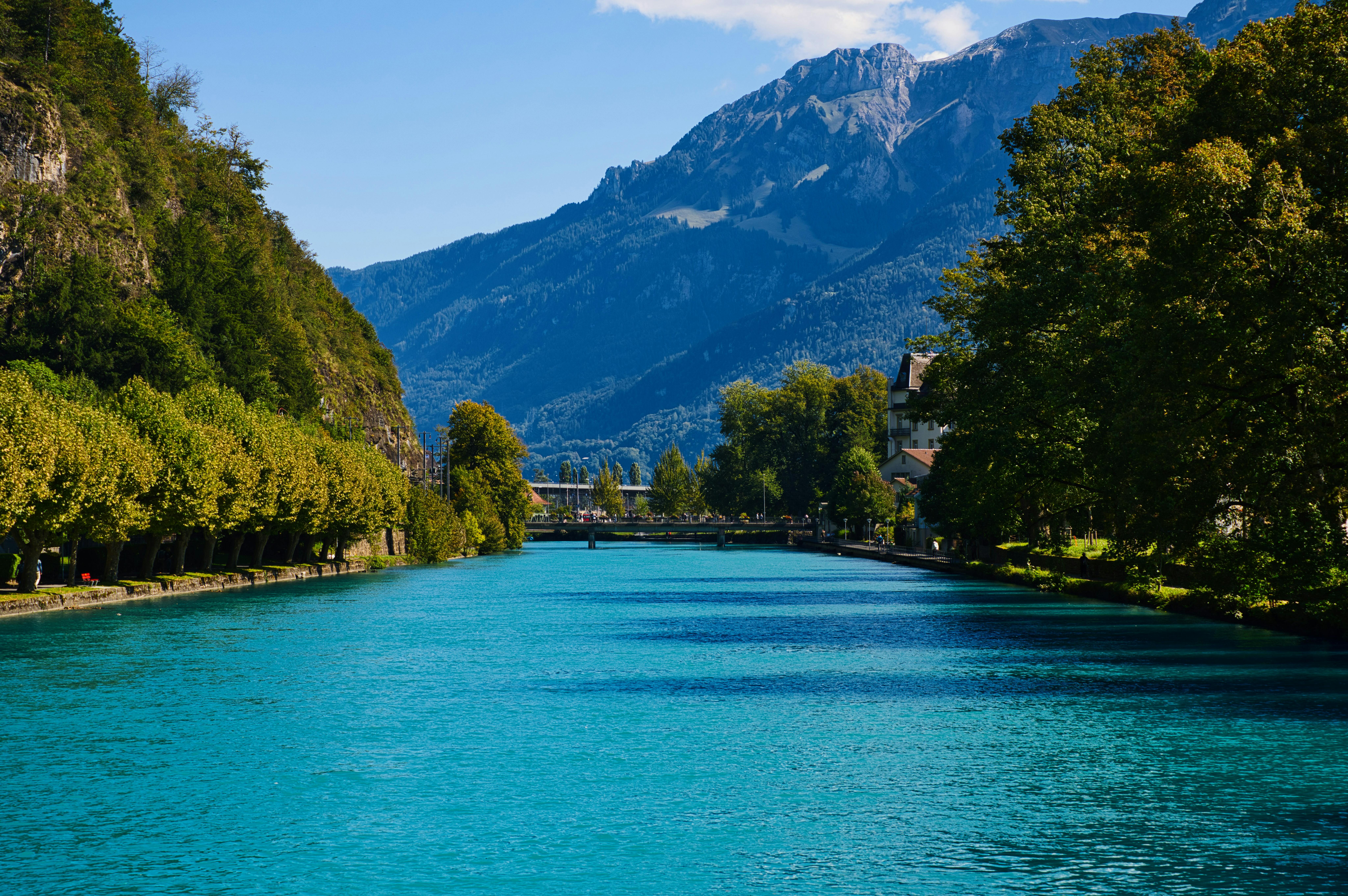 נהר טורקיז רחב למרגלות ההרים | Wide Turquoise River at the Foot of the Mountains