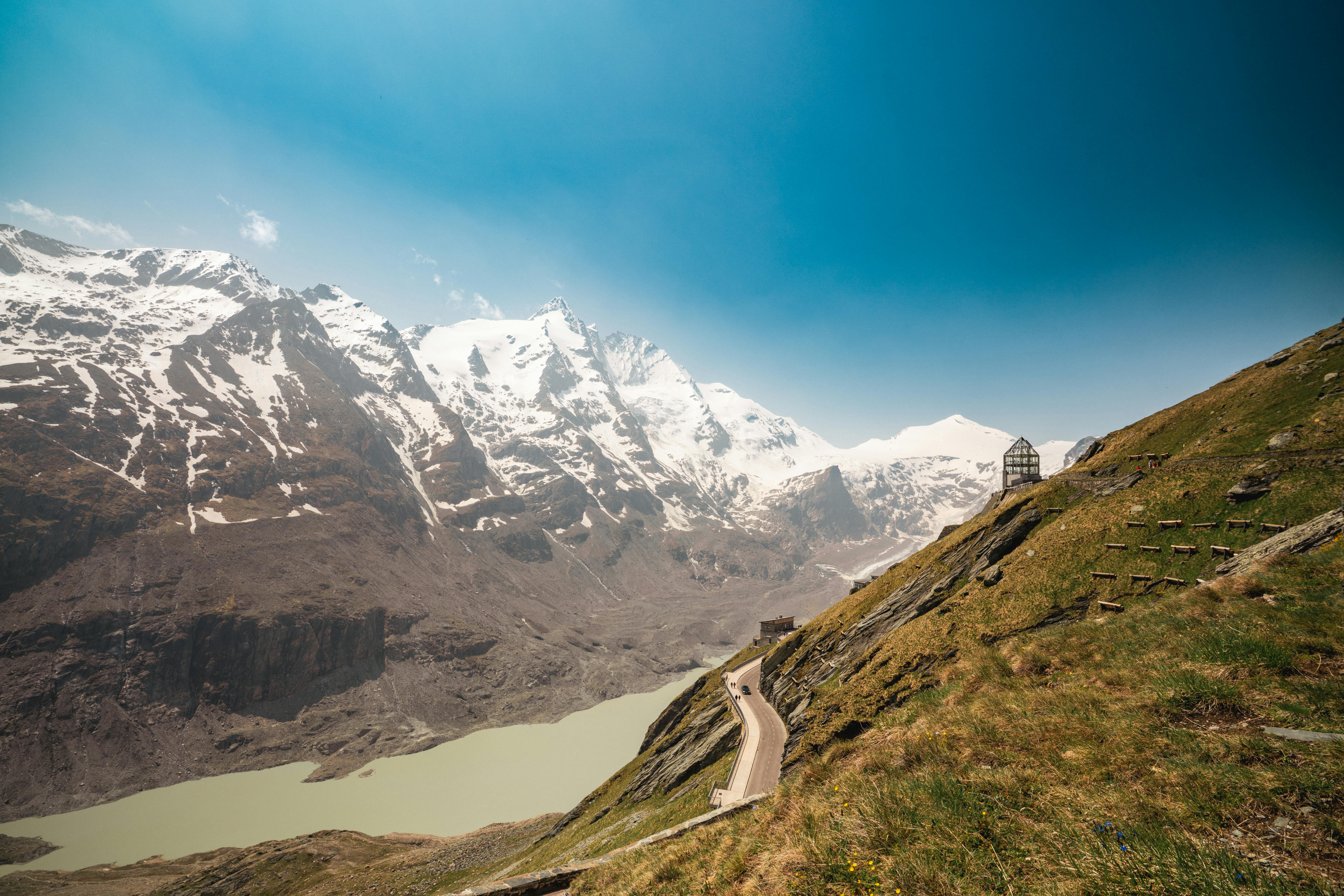 פסגות הרים מושלגות ואגם קרחוני | Snowy Mountain Peaks and Glacial Lake