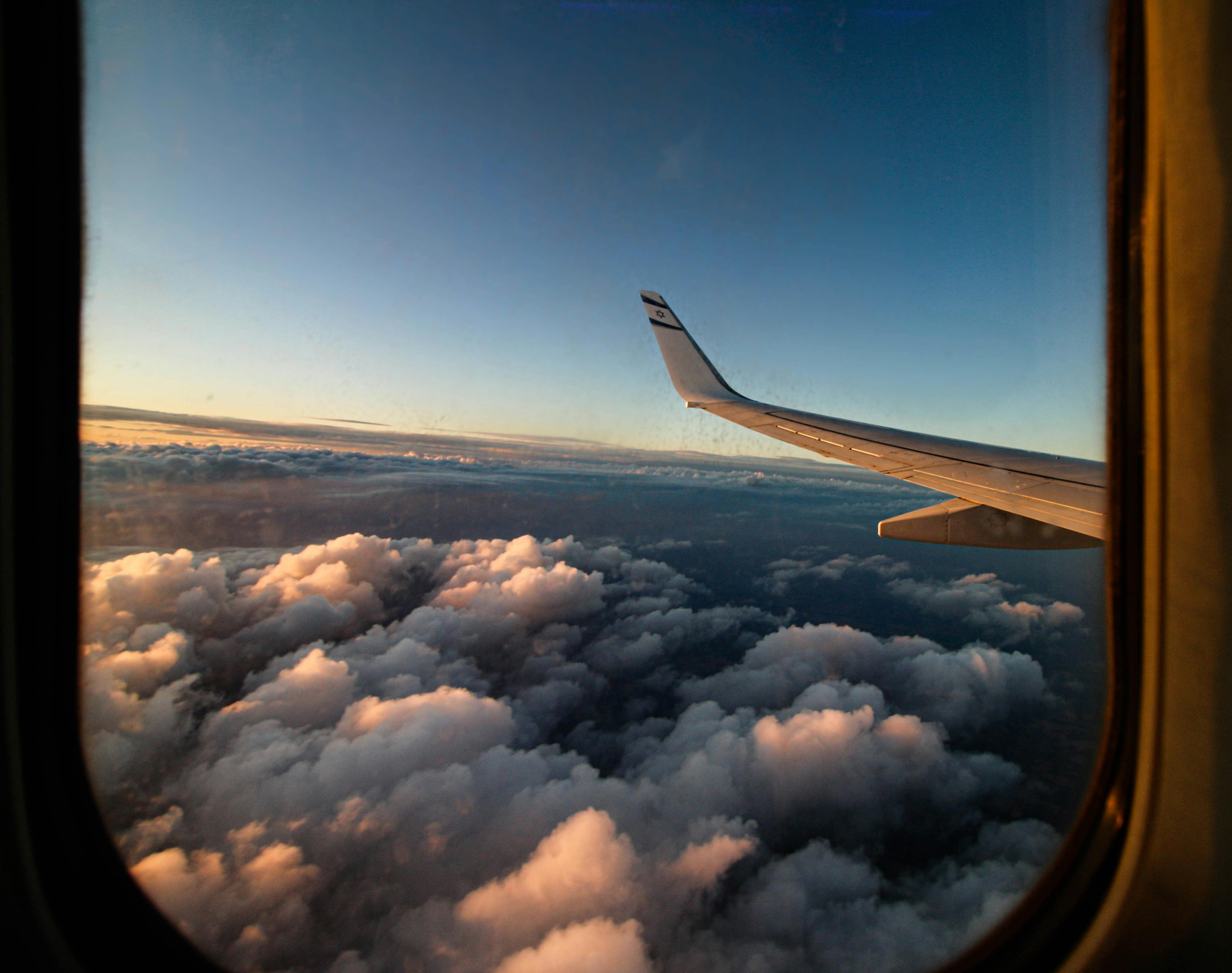 שקיעה מעל עננים מחלון המטוס | Sunset over Clouds from Airplane Window