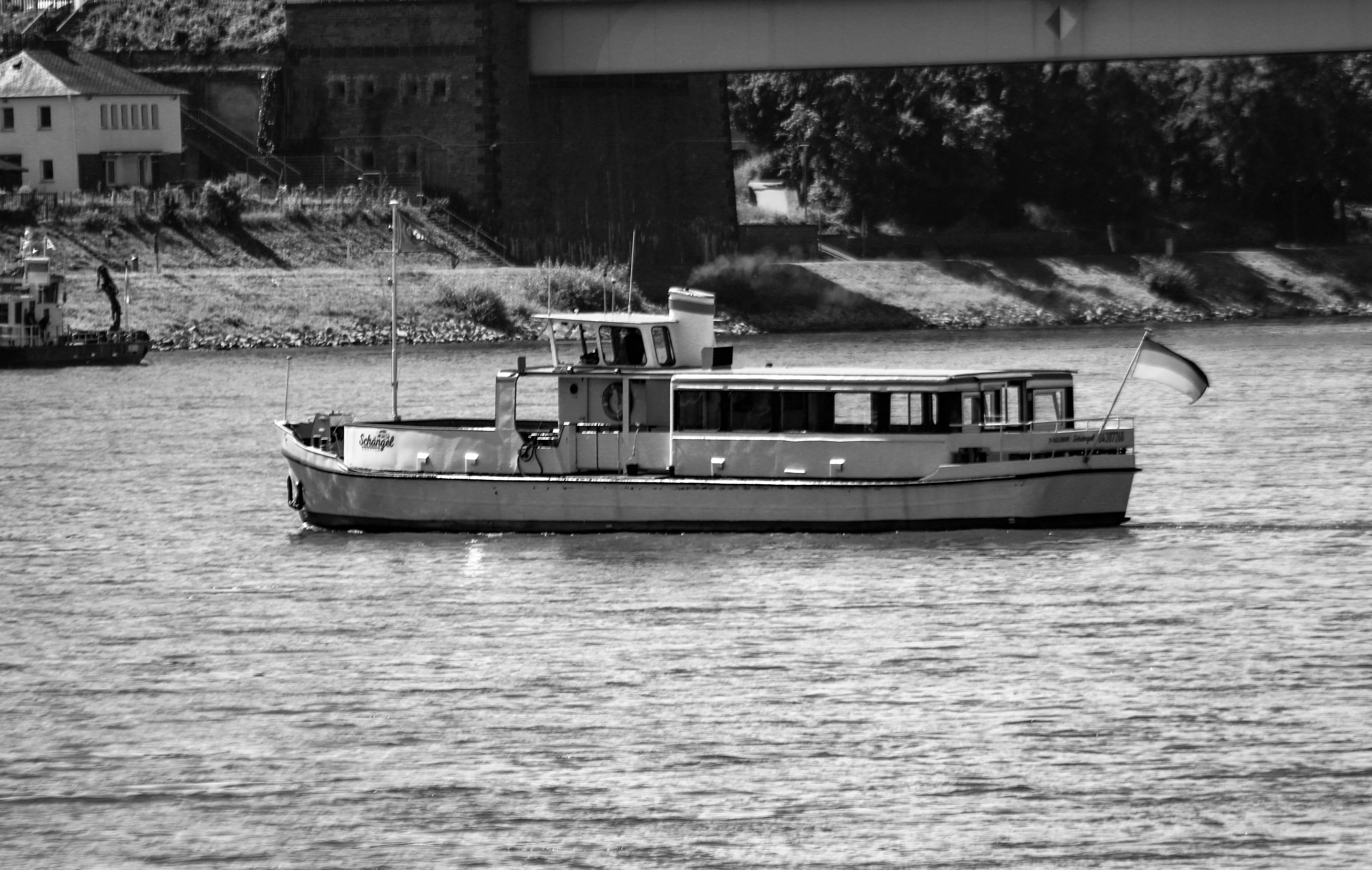 ספינת נהר בשחור לבן שטה במים | Black and White River Boat Sailing on the Water