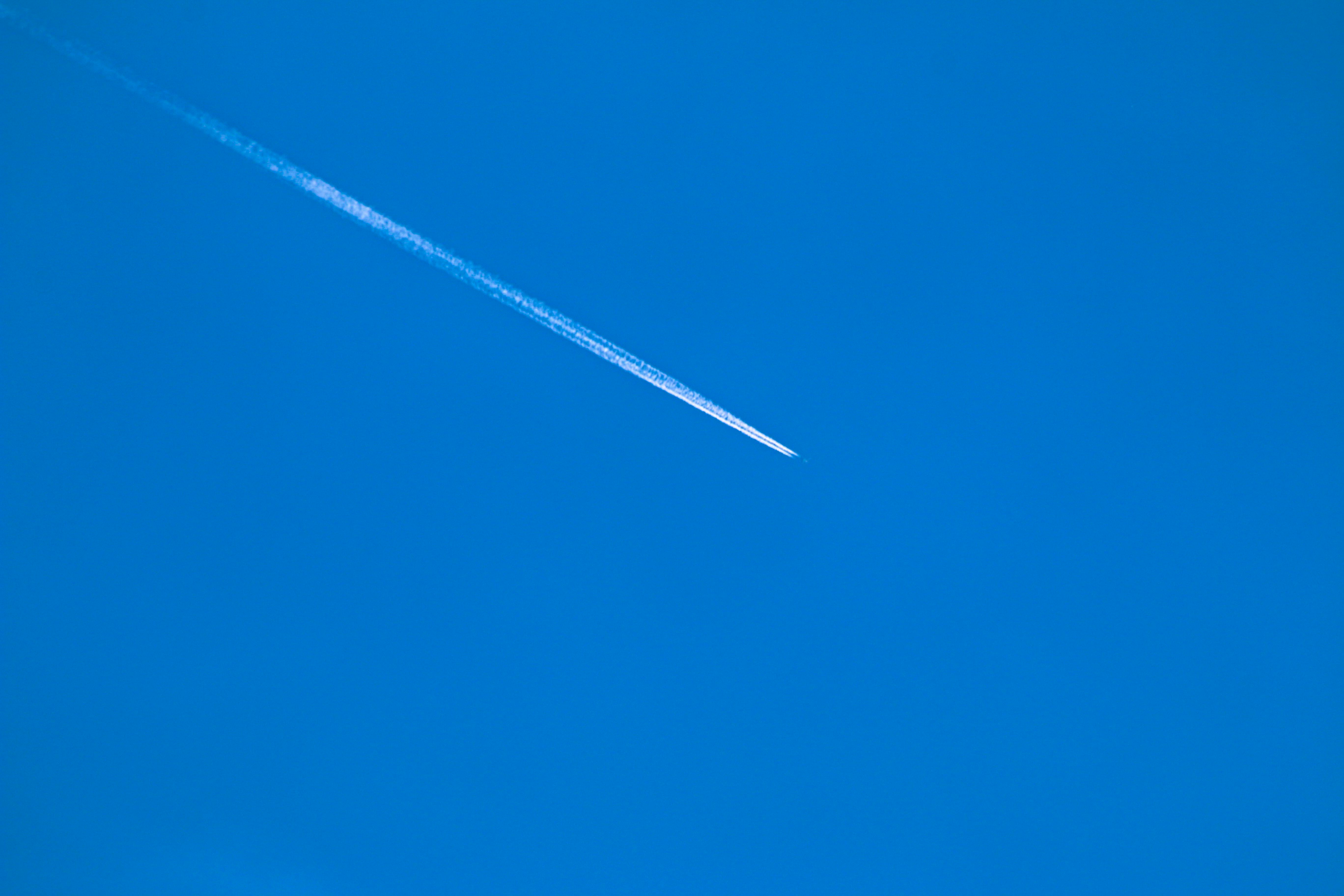 Aircraft Contrail in Blue Sky | שביל קיטור מטוס בשמיים הכחולים