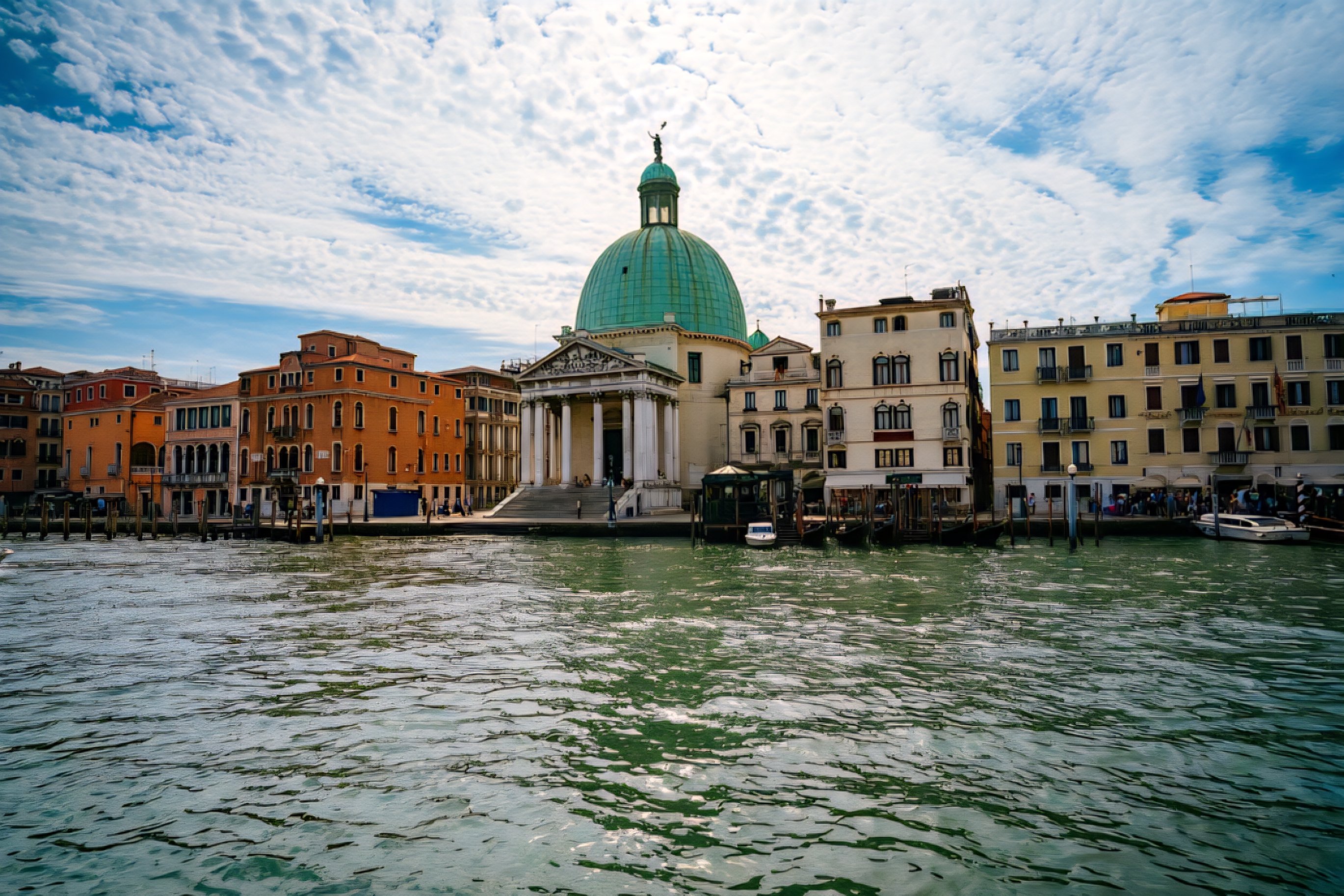 כנסייה היסטורית עם כיפה ירוקה על התעלה הגדולה בוונציה | Historic Green Dome Church on the Grand Canal Venice