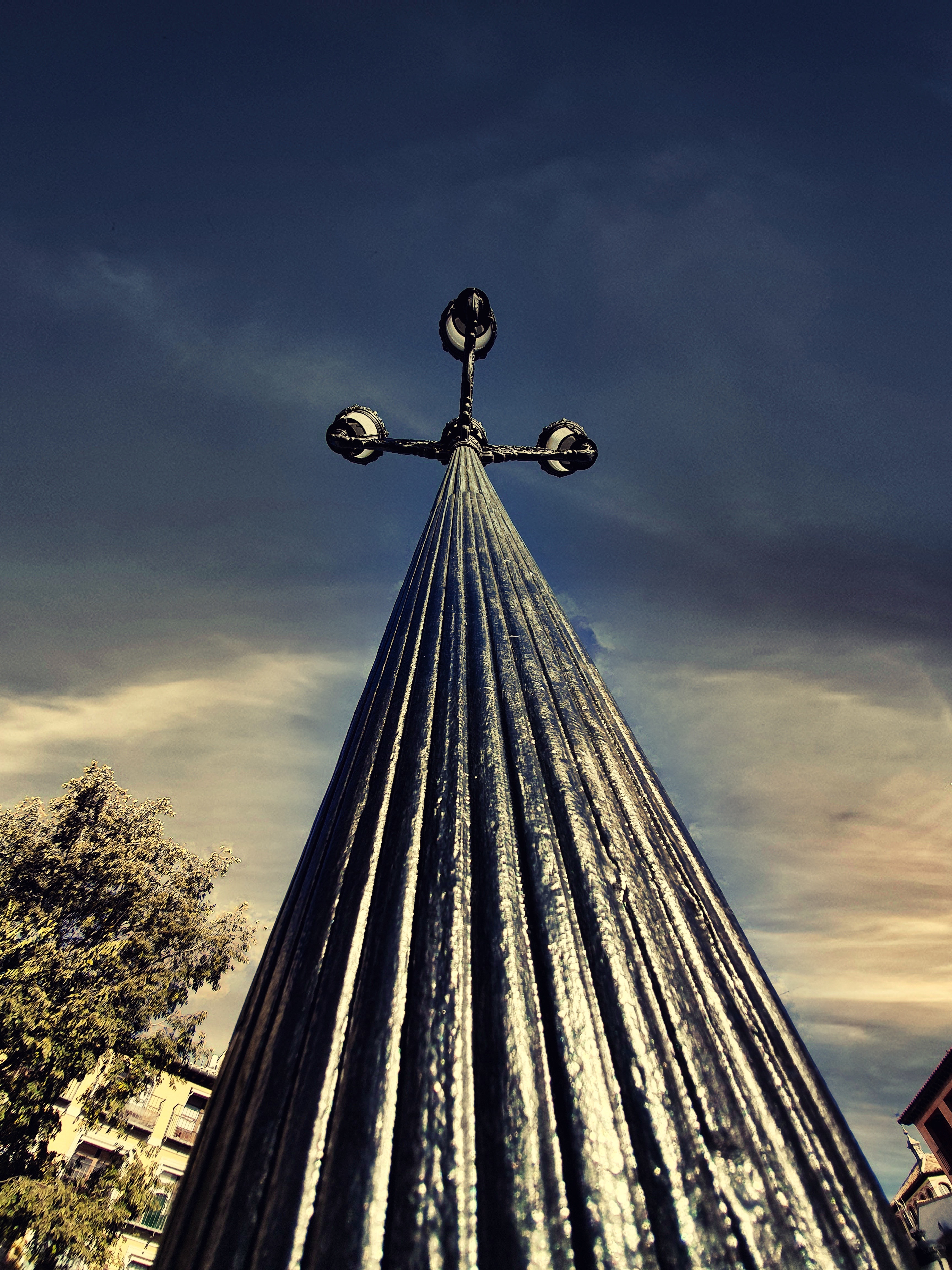 עמוד תאורת רחוב קלאסי מזווית נמוכה | Classic Street Lamp Post Low Angle