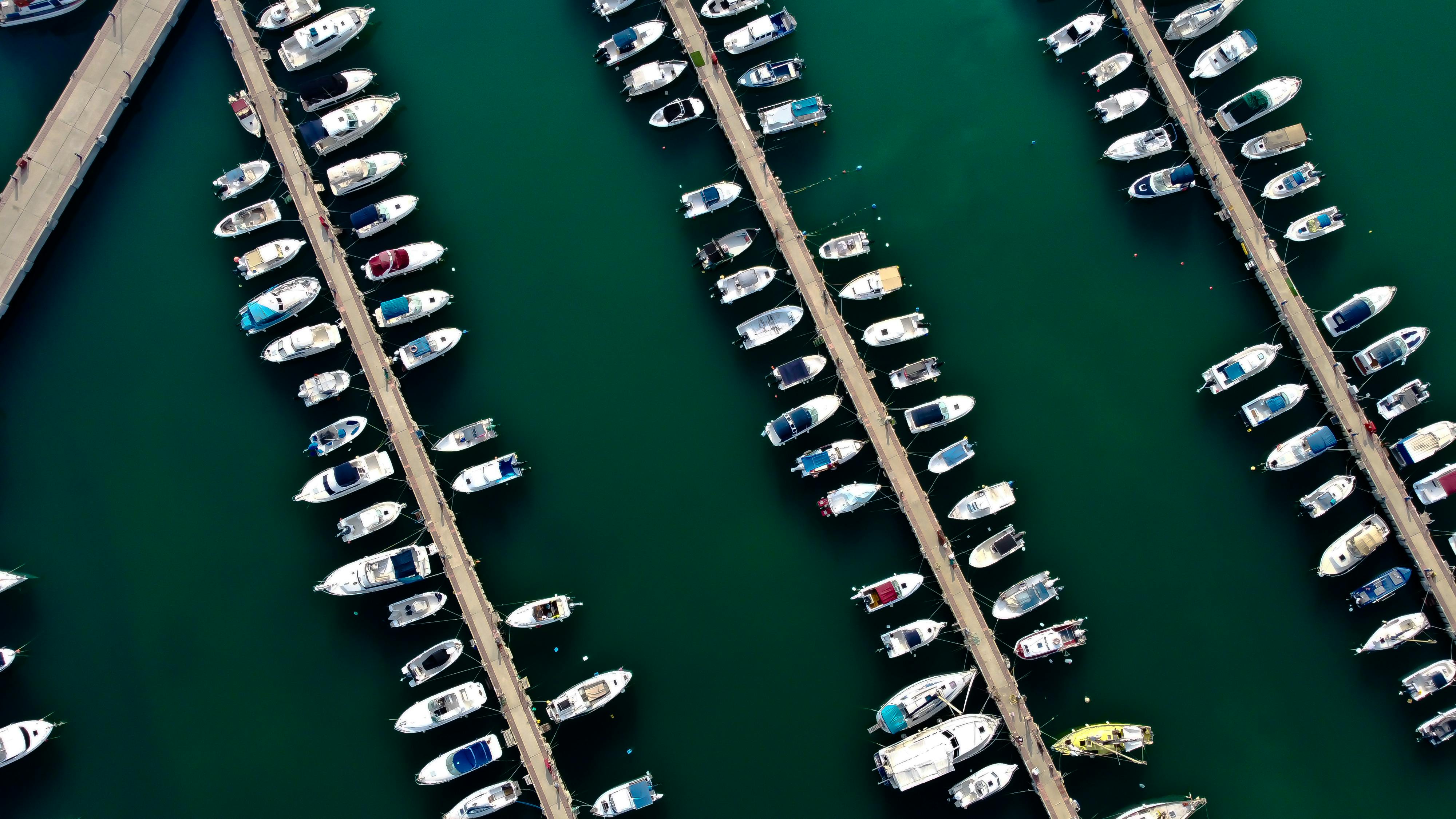 צילום אווירי של מרינה וסירות עוגנות