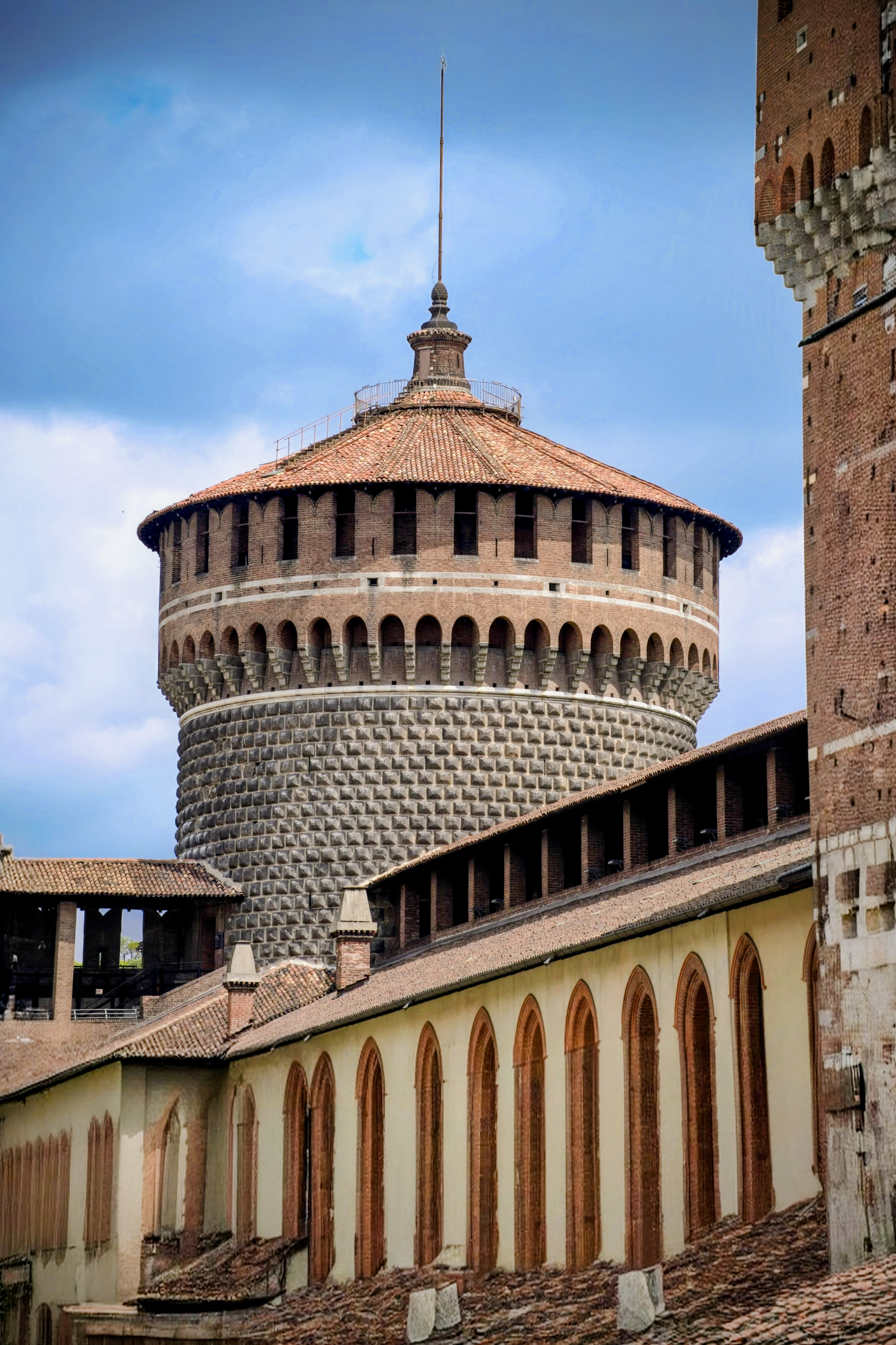 מגדל אבן עגול וחומת לבנים של טירה עתיקה