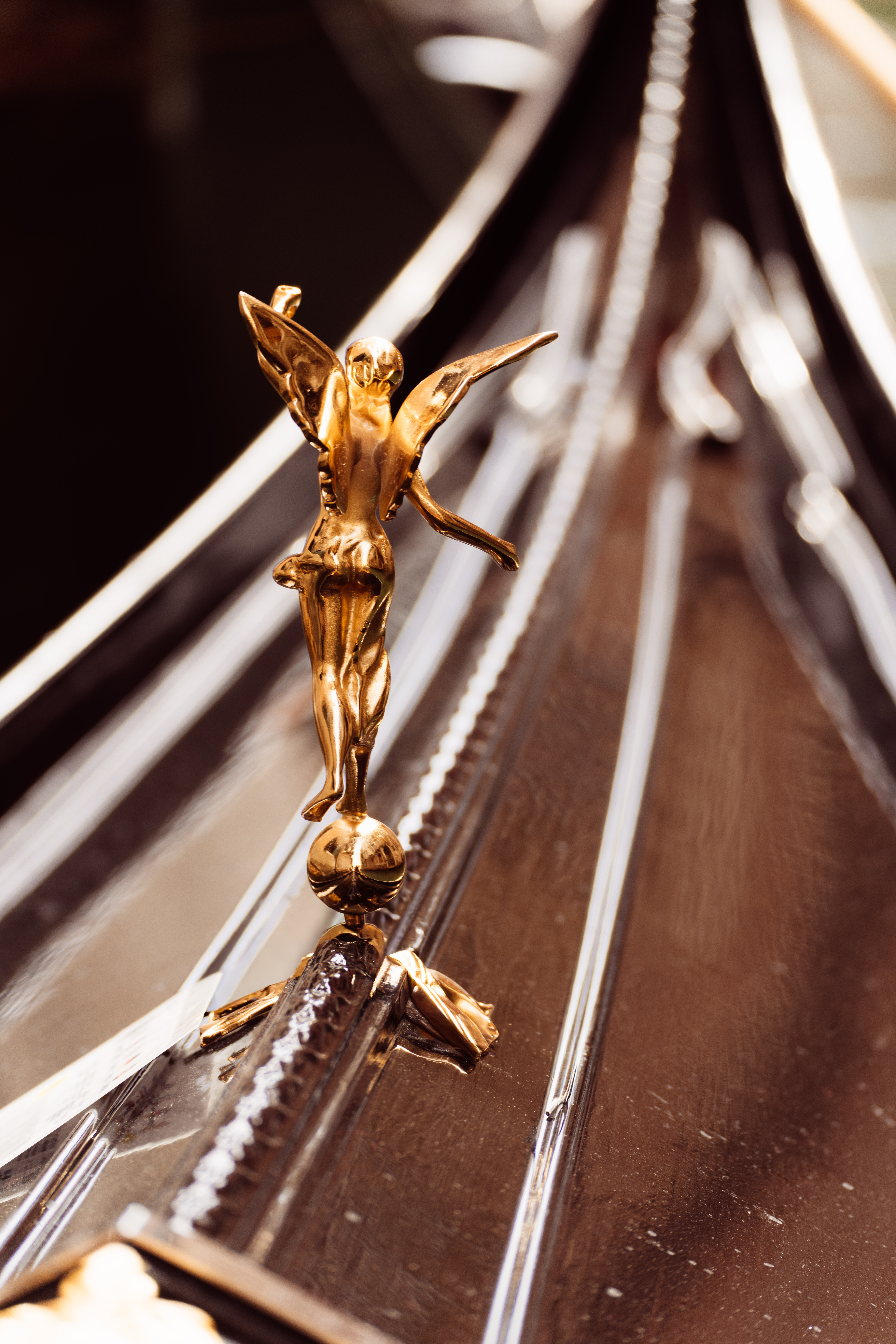 תקריב של פסלון מלאך מוזהב על גונדולה מסורתית