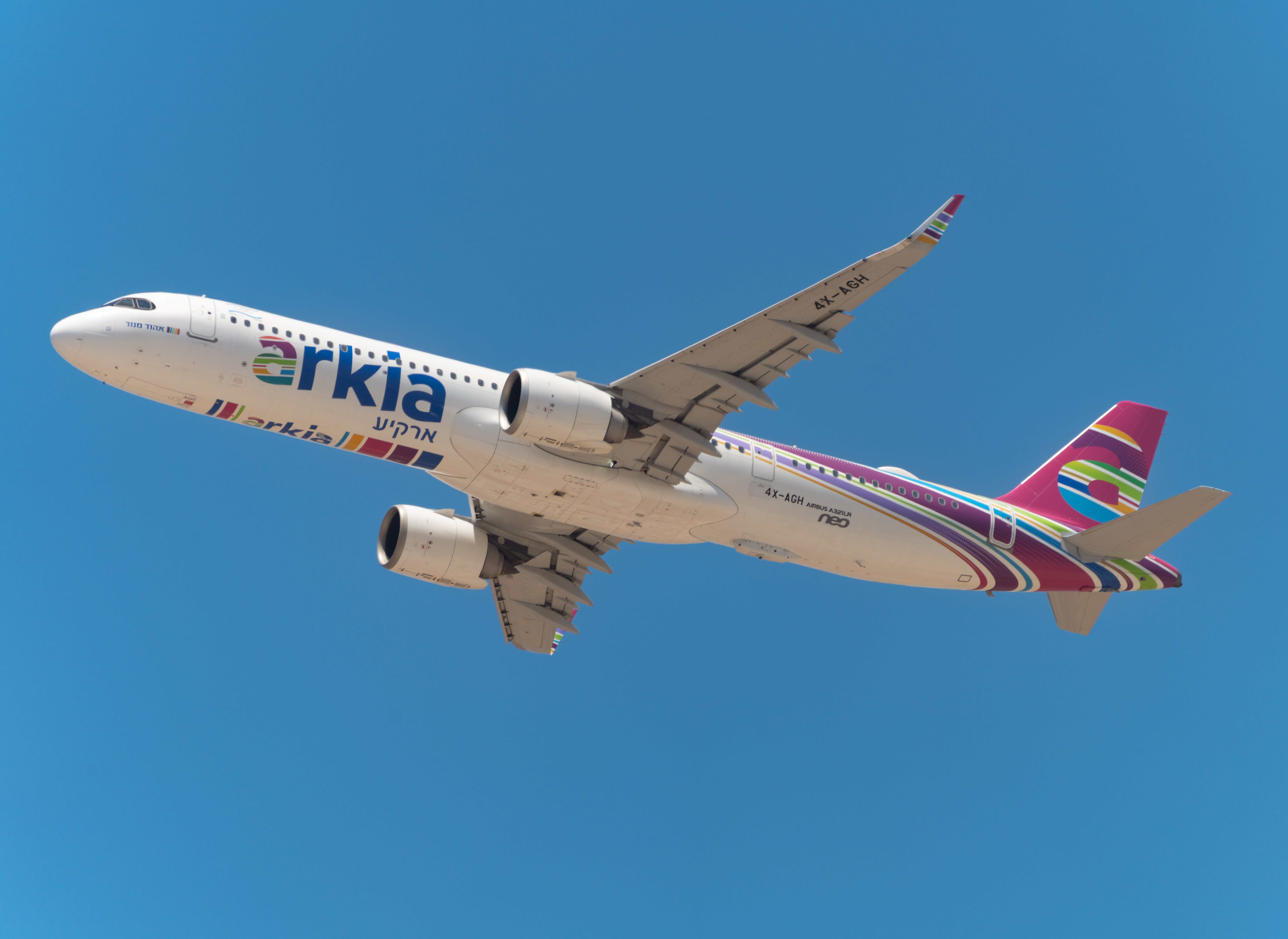 מטוס נוסעים של חברת ארקיע בטיסה בשמיים כחולים ונקיים