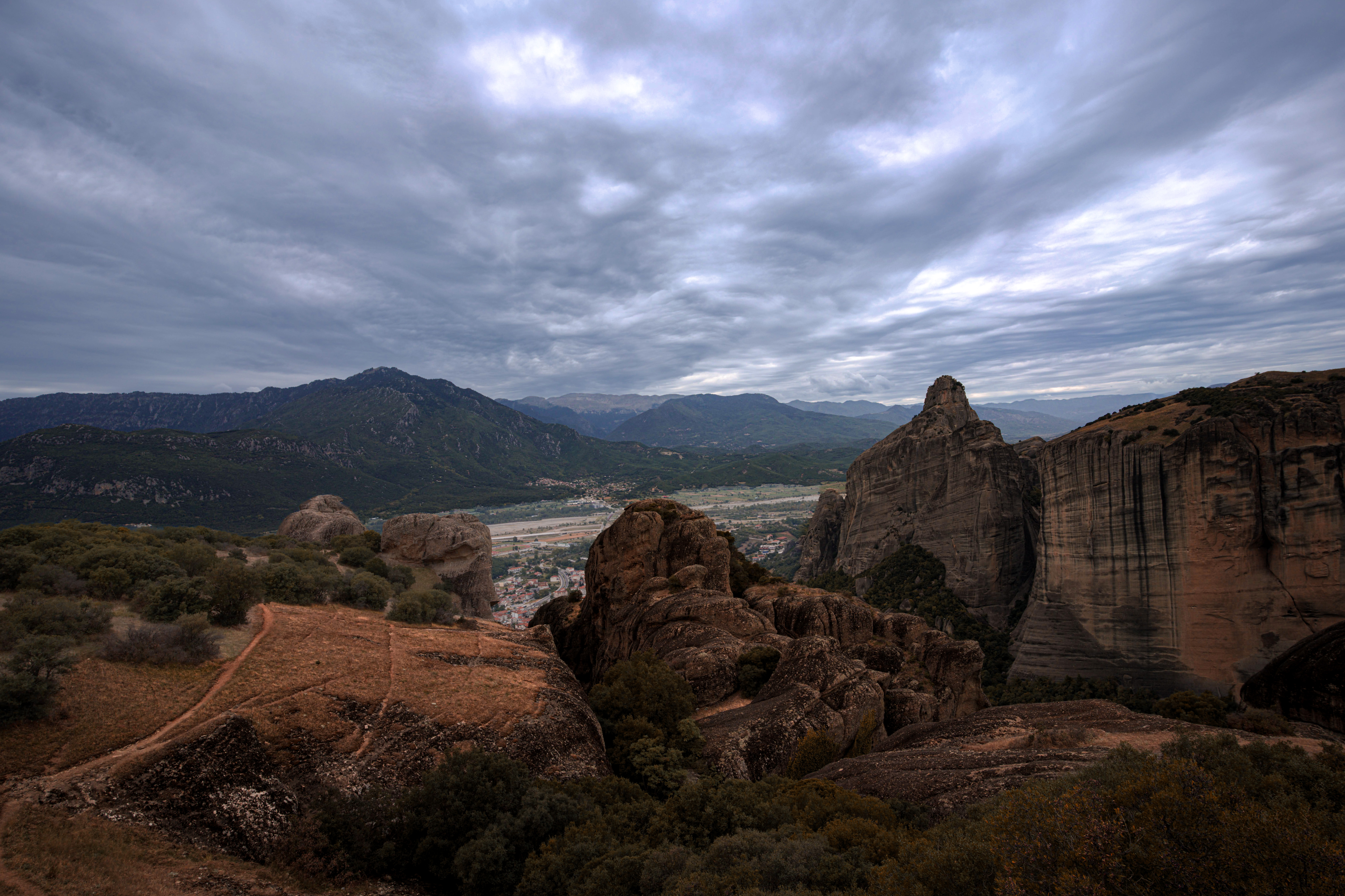 תצורת סלע בהר עם נקיק עמוק וצמחייה ירוקה