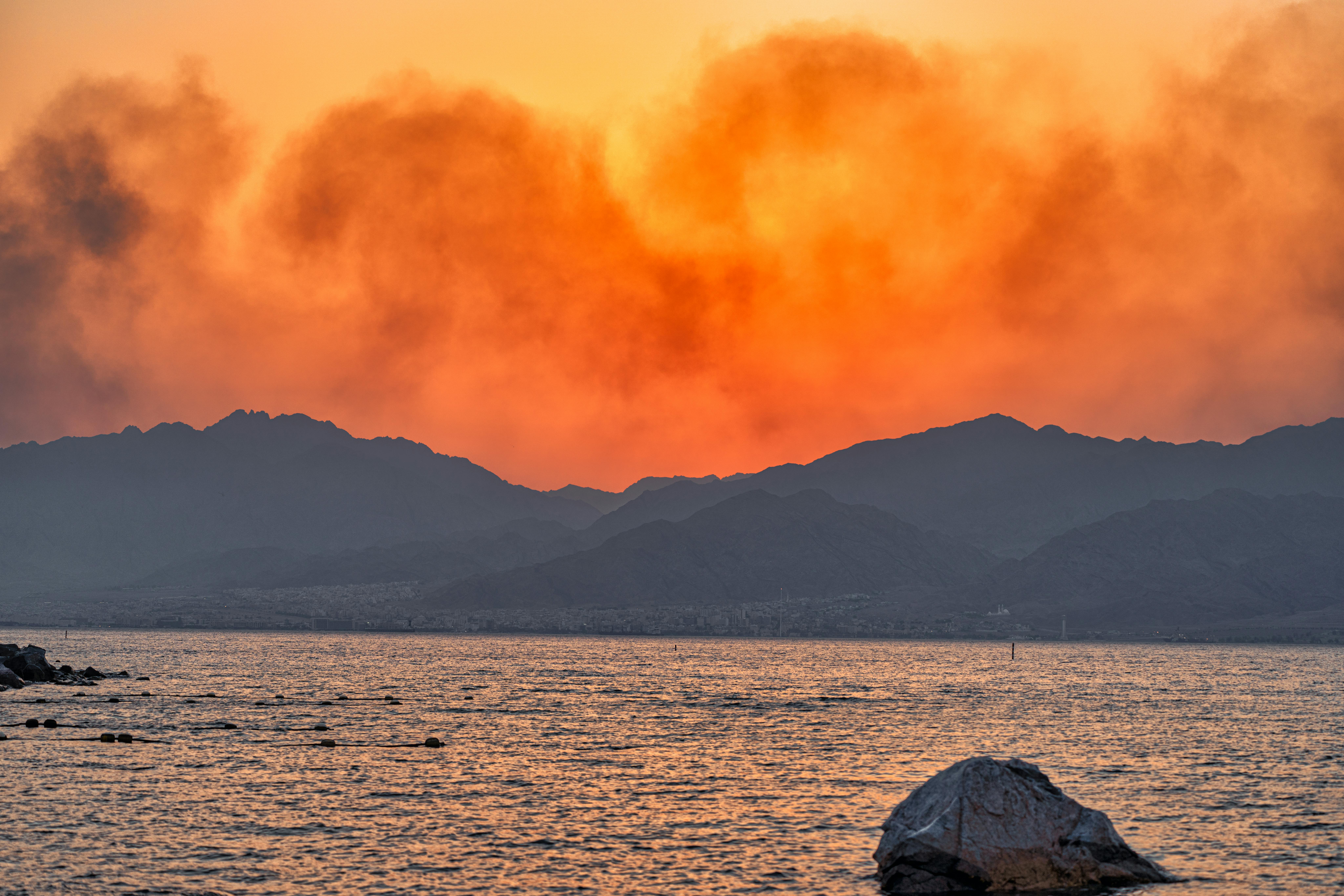 שקיעה כתומה ועשן מעל הים | Orange Sunset and Smoke Over the Sea