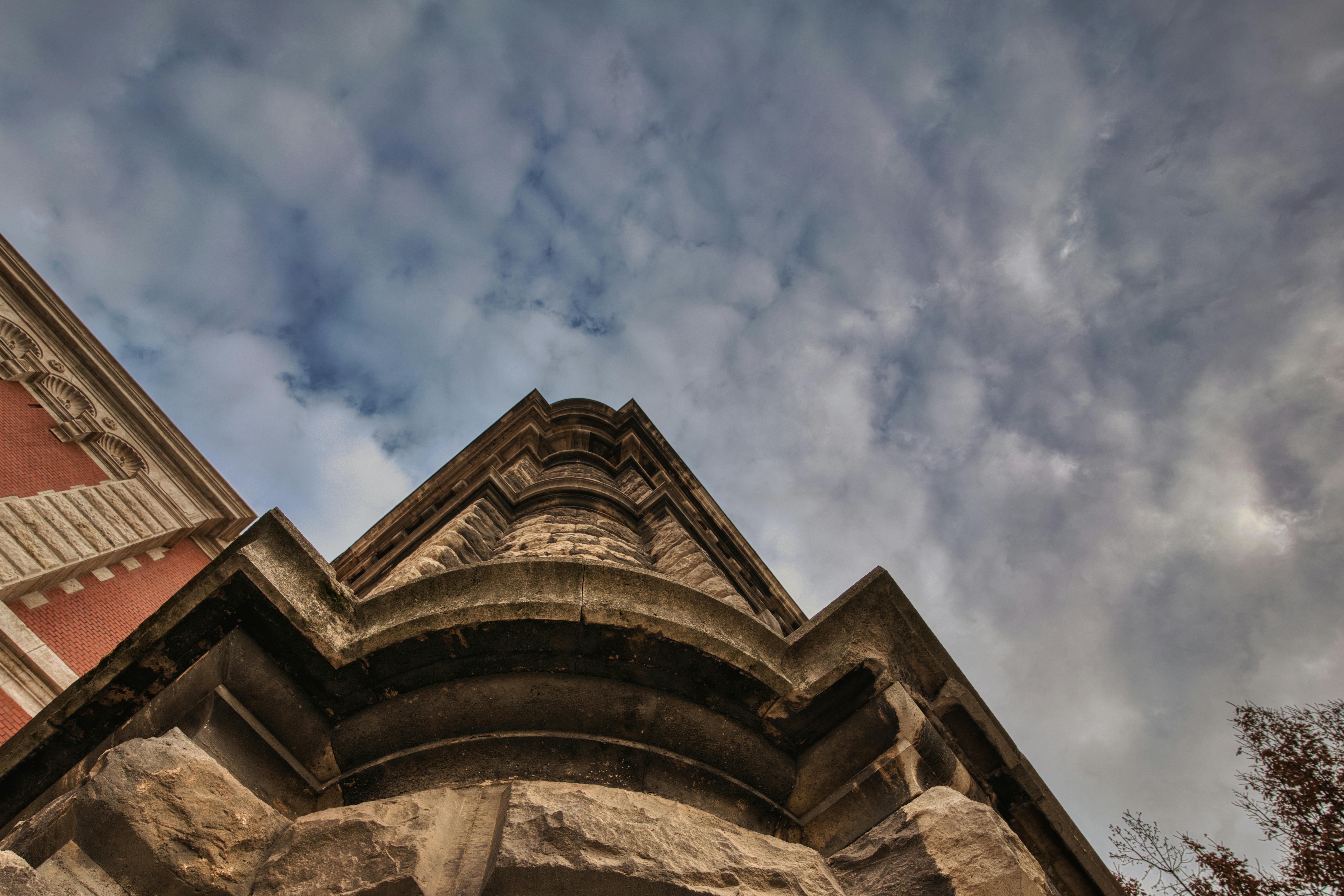 זווית נמוכה ושמיים מעוננים | Low Angle and Cloudy Sky