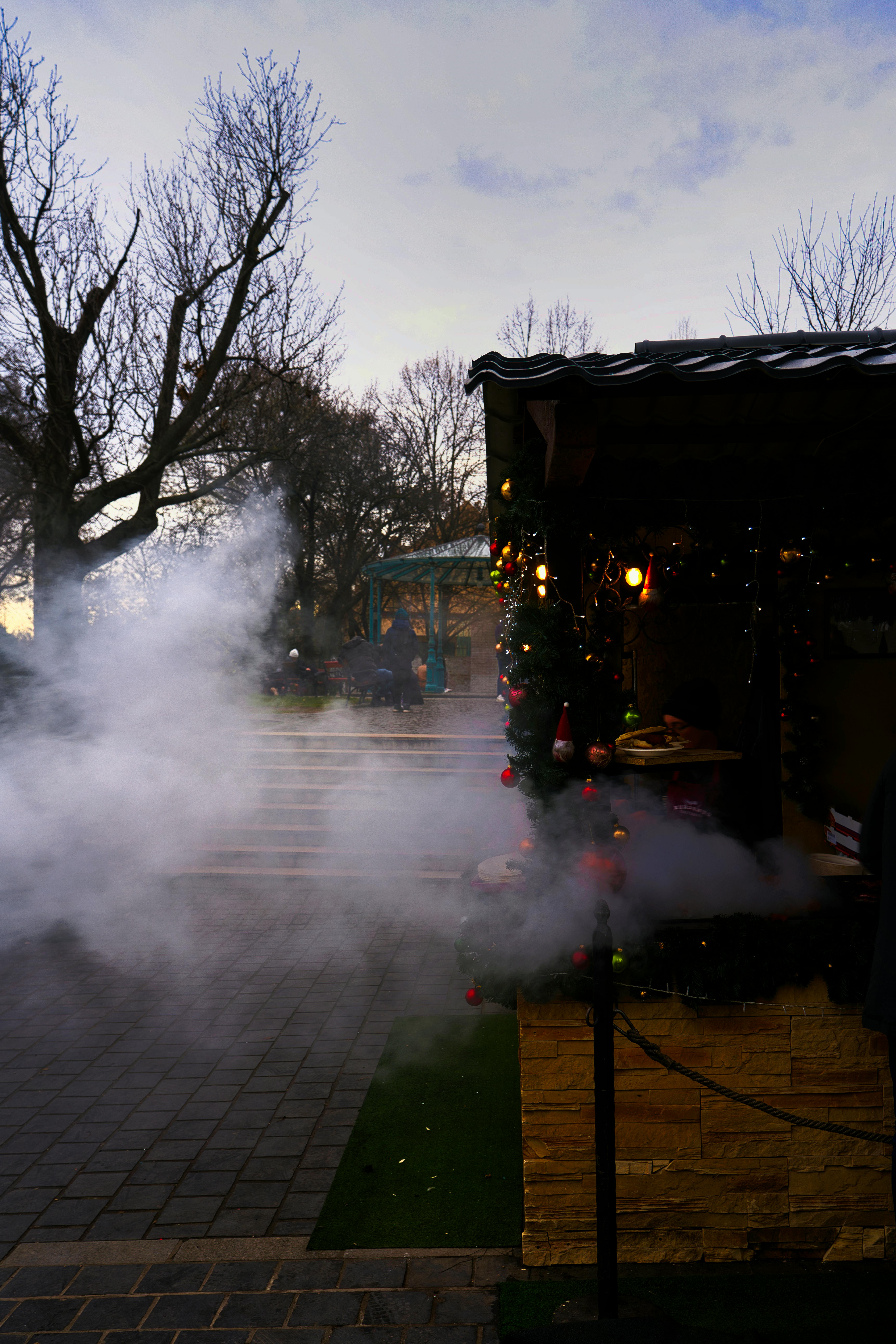 דוכן חורפי ועשן | Winter Stall and Smoke
