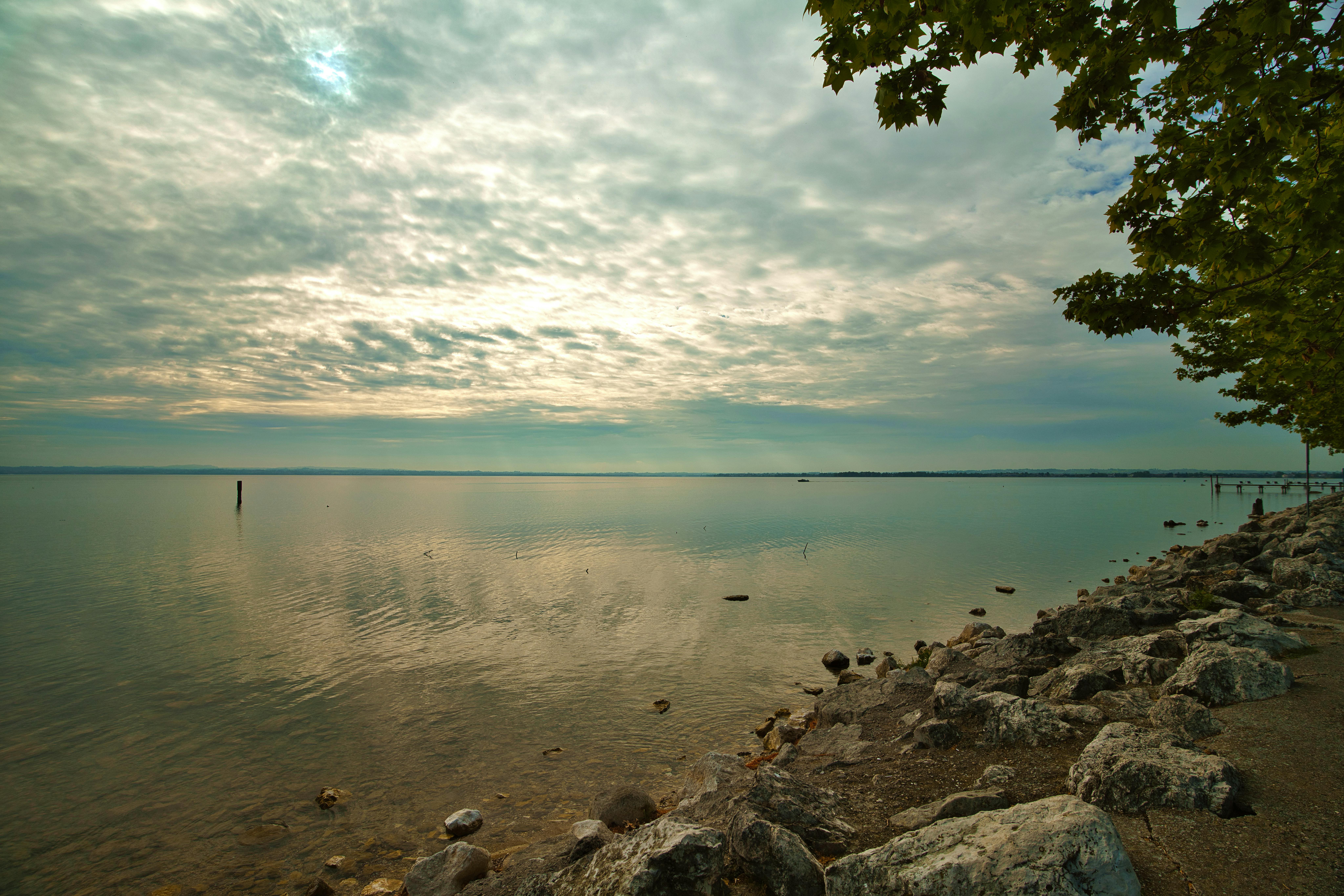 אגם שקט וחוף סלעי | Quiet Lake and Rocky Shore