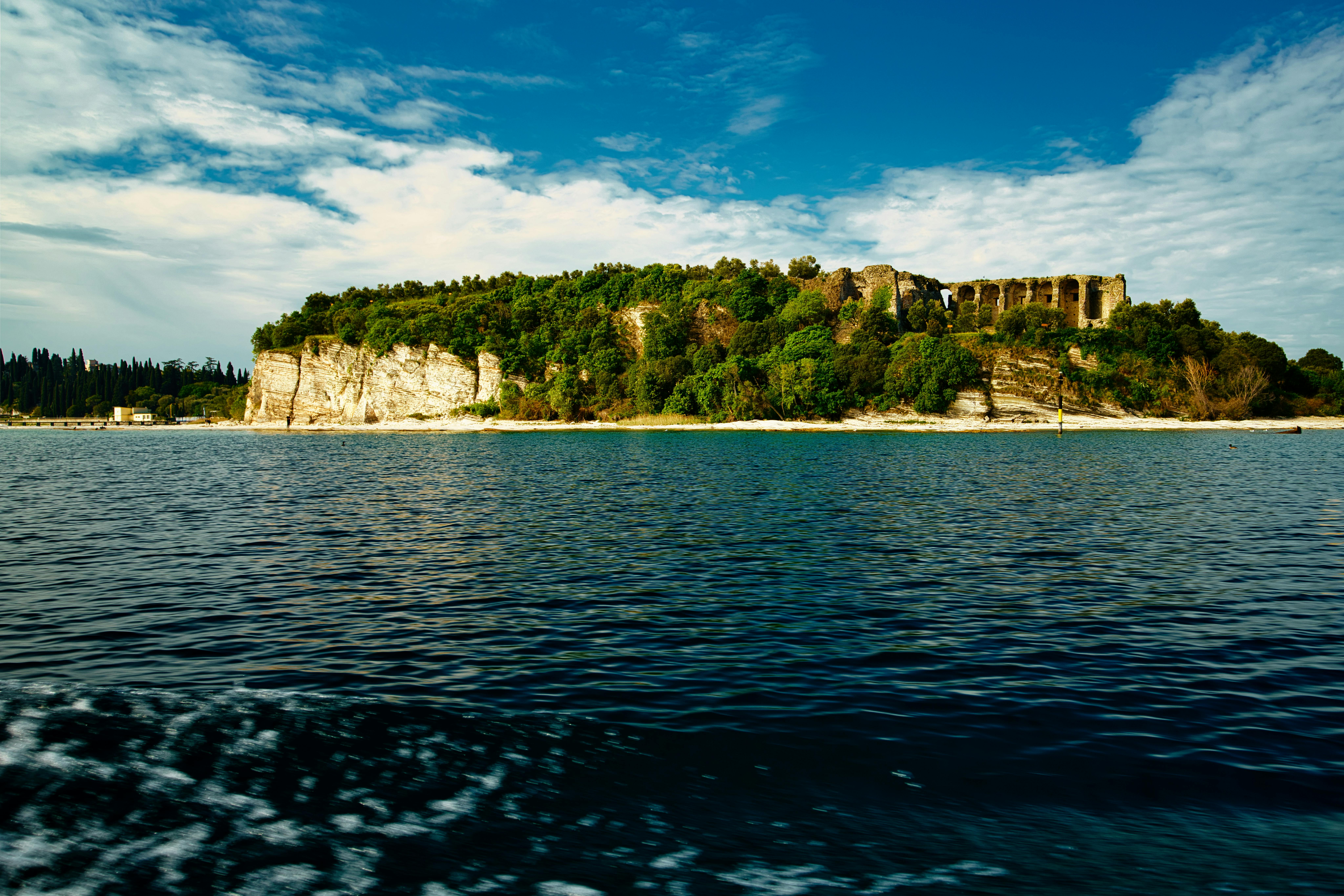 מצוק ירוק ושרידים עתיקים | Green Cliff and Ancient Ruins