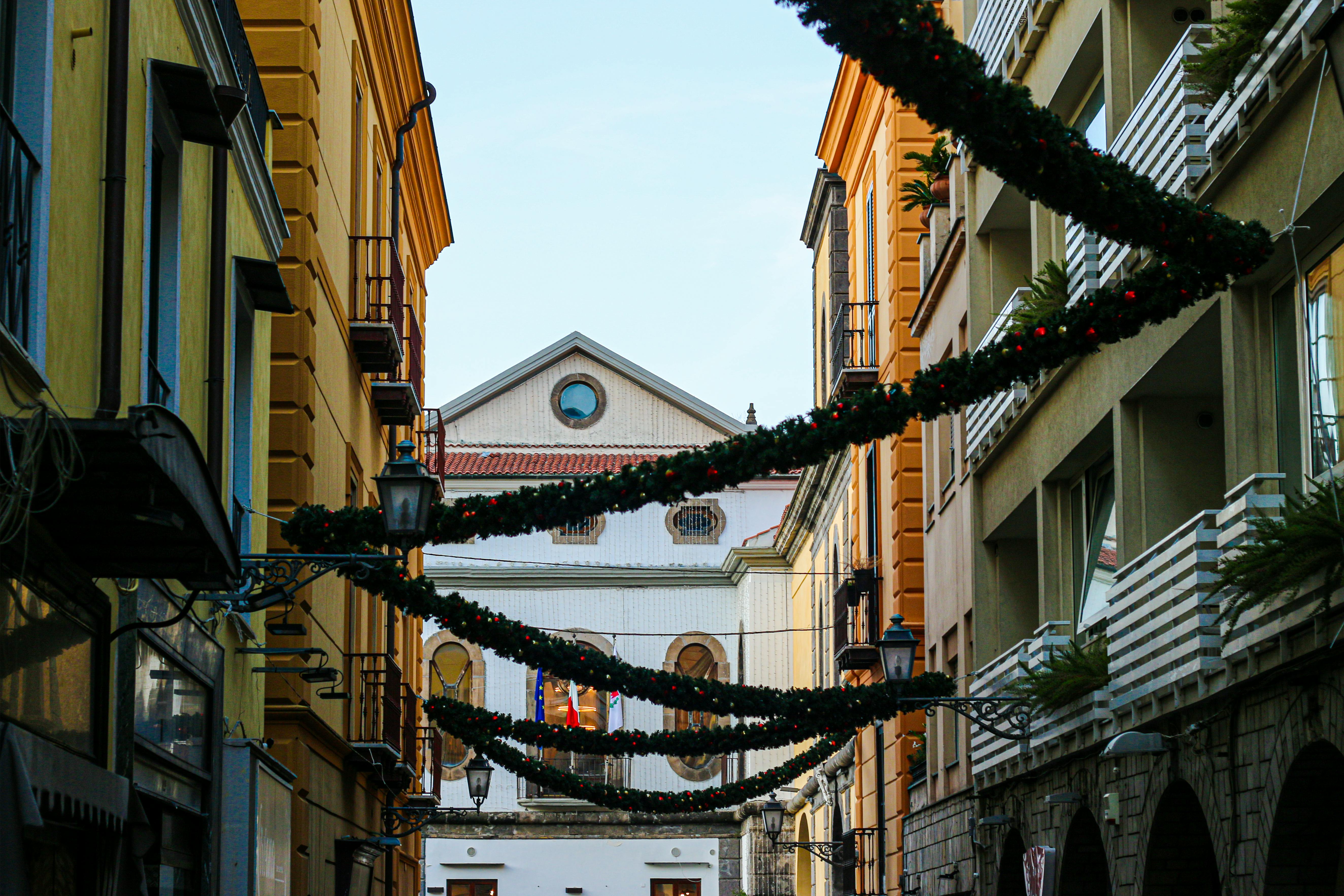 רחוב מקושט ובניינים צהובים | Decorated Street and Yellow Buildings