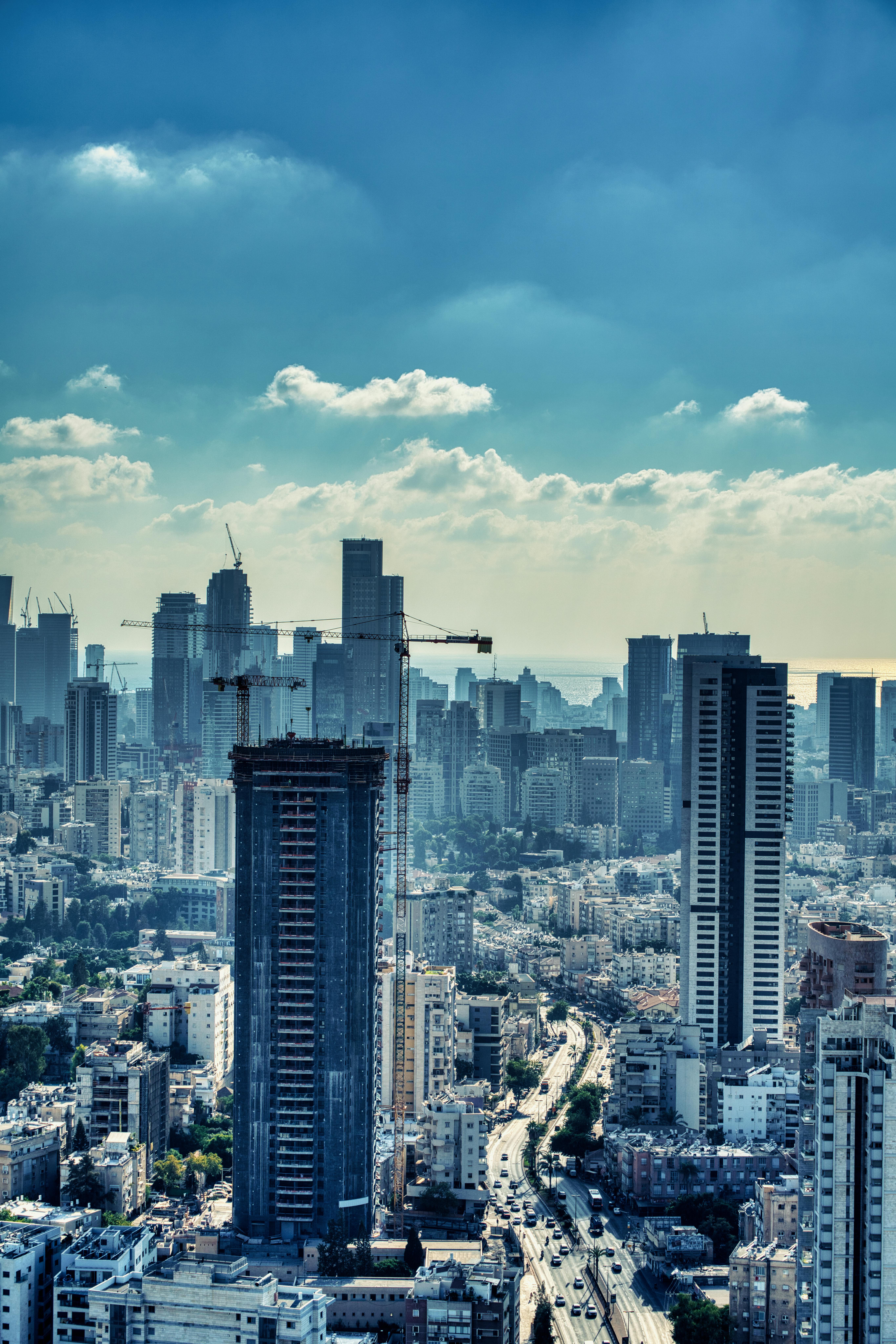 קו הרקיע של העיר והמנופים | City Skyline and Cranes