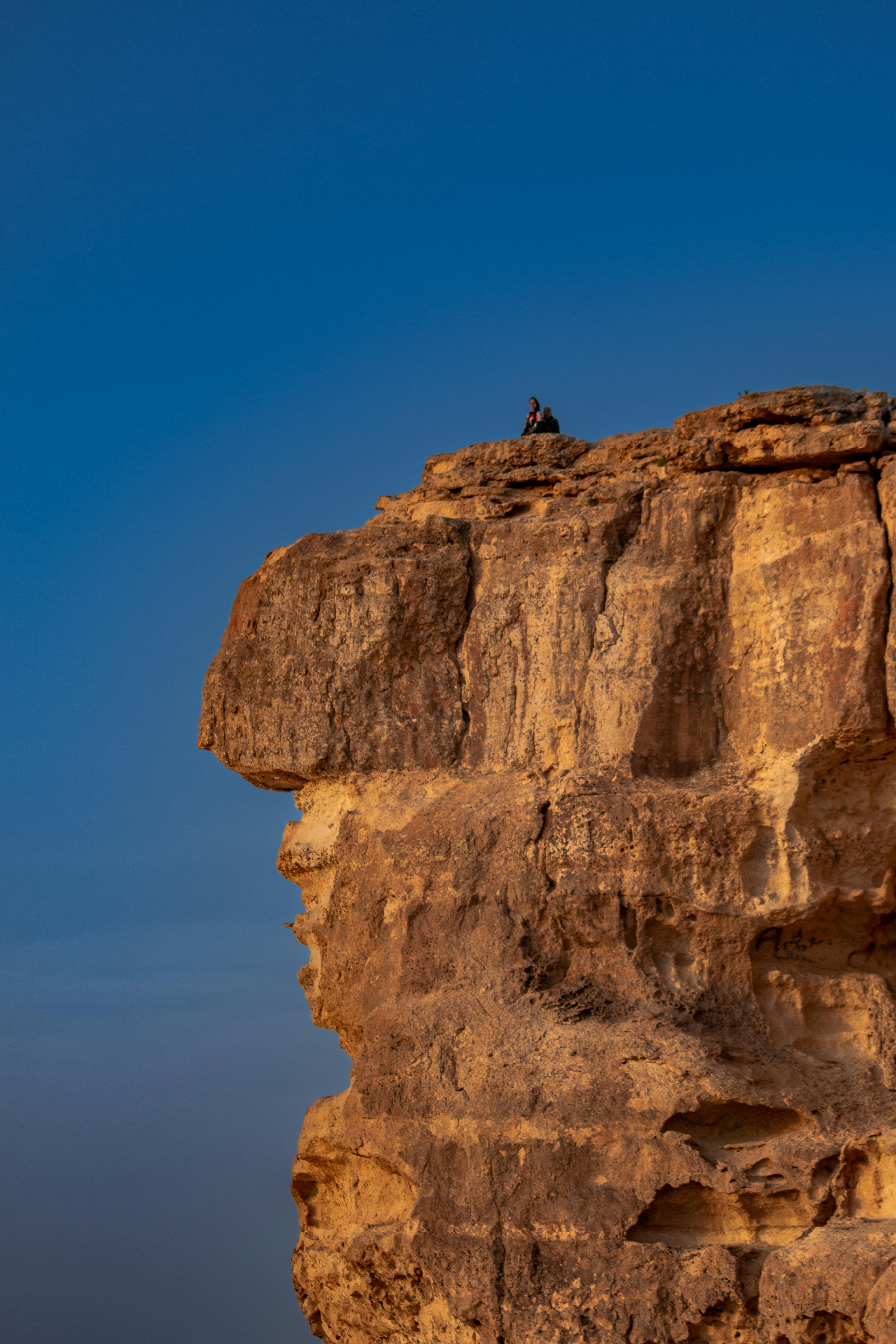 דמות בודדה על קצה הצוק | Lonely Figure on Cliff Edge