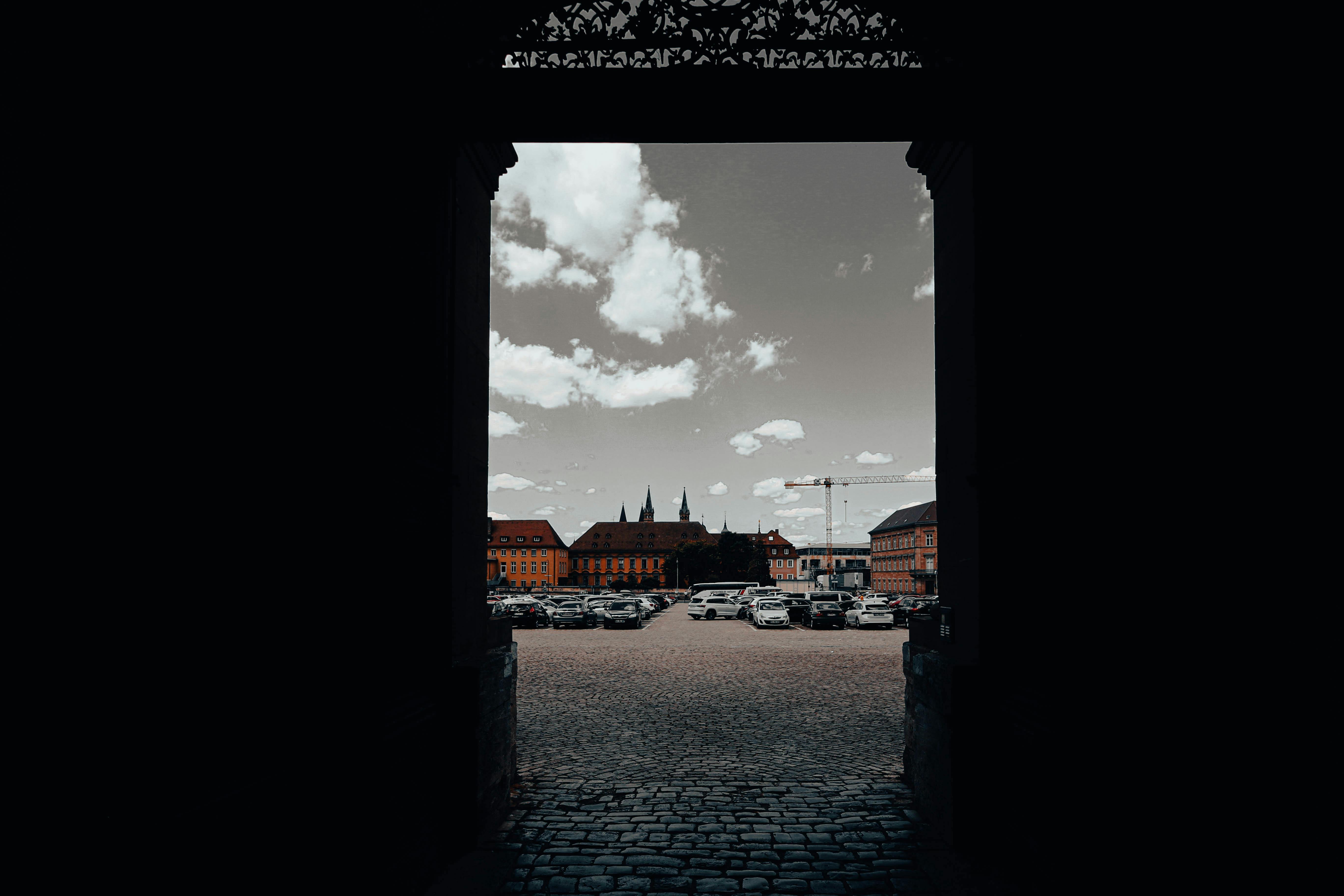 מבט לכיכר העיר מבעד לקשת | View of City Square through Arch