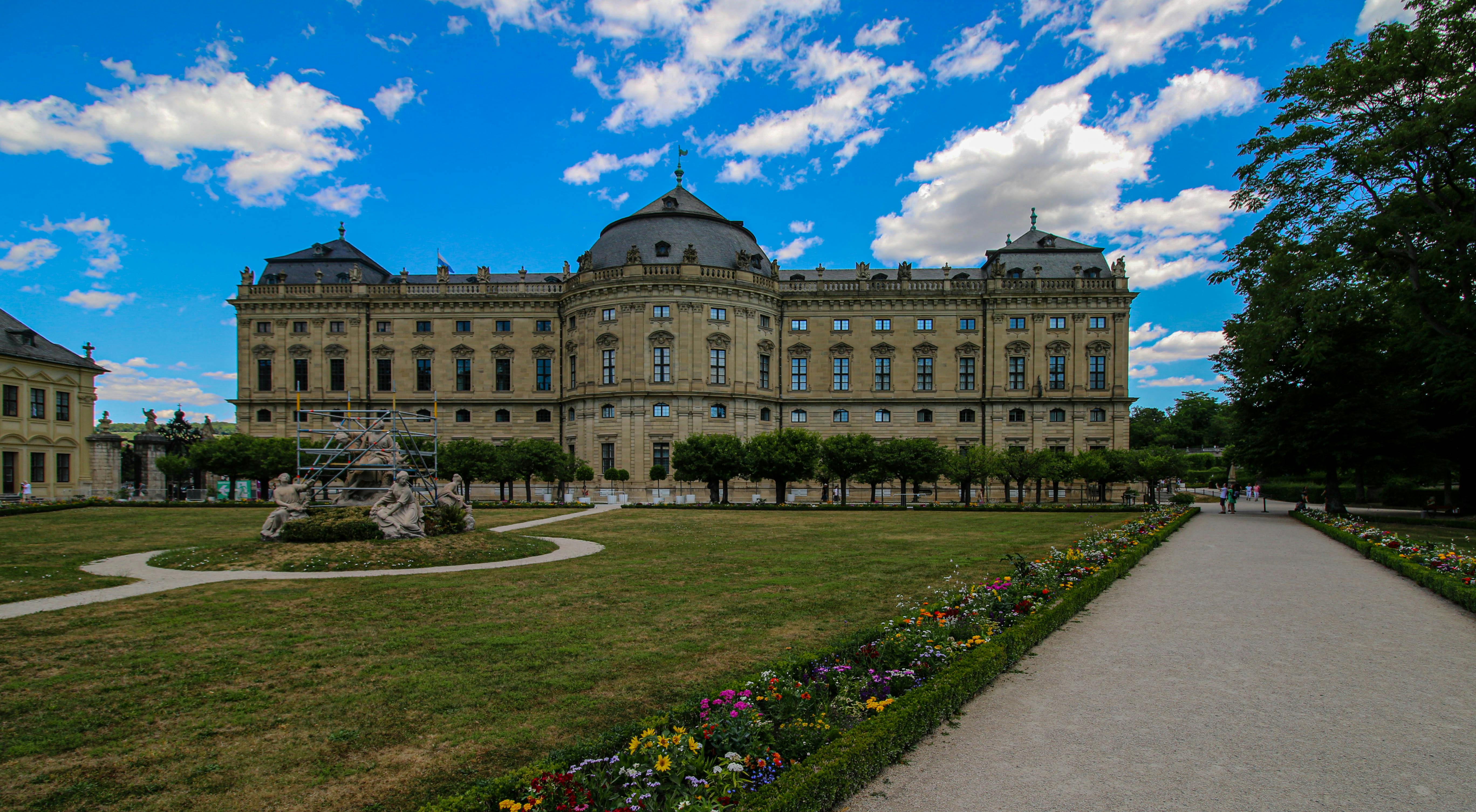 ארמון מפואר וגנים מטופחים | Grand Palace and Manicured Gardens