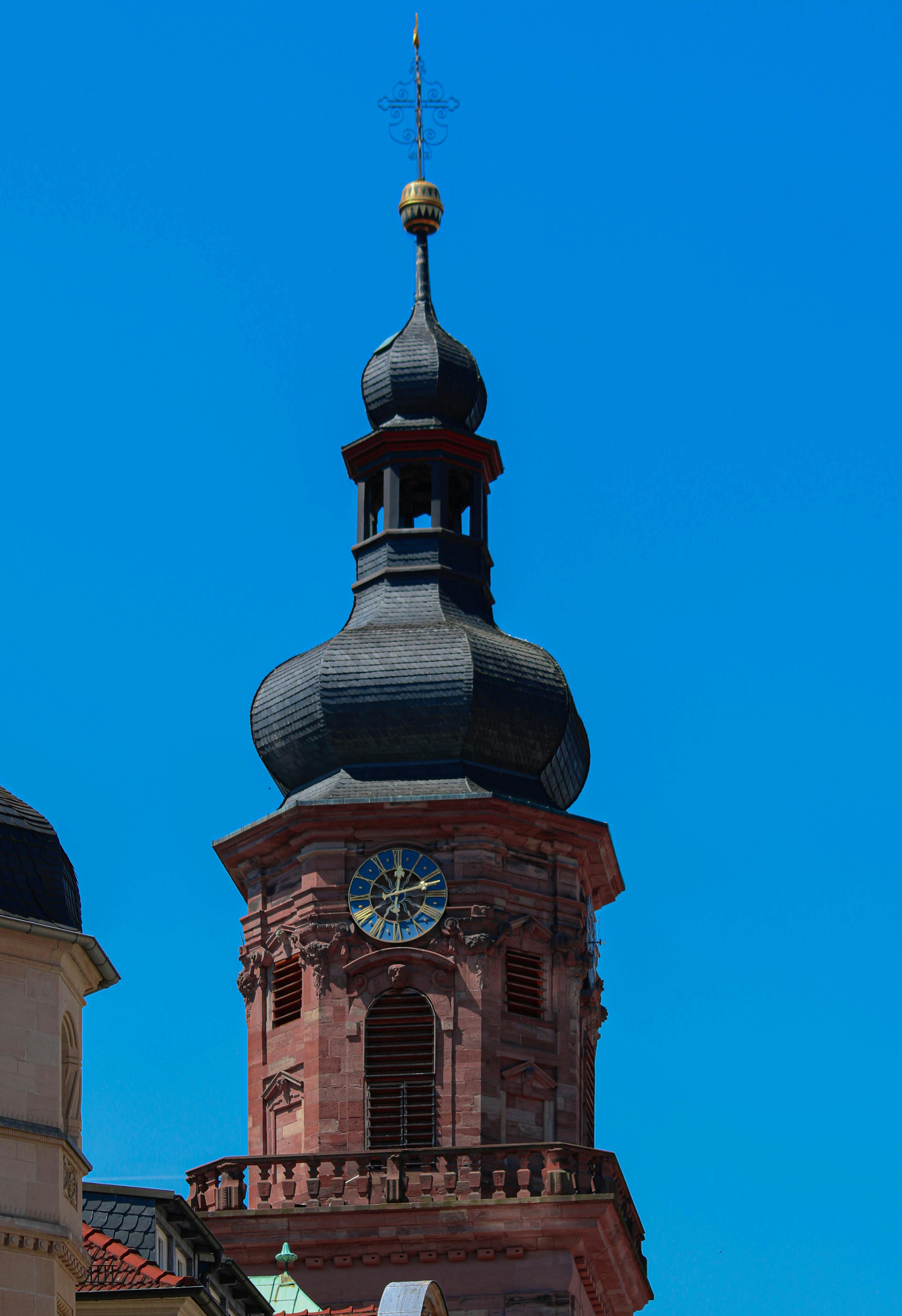 צריח כנסייה ושעון בשמיים כחולים | Church Spire and Clock in Blue Sky