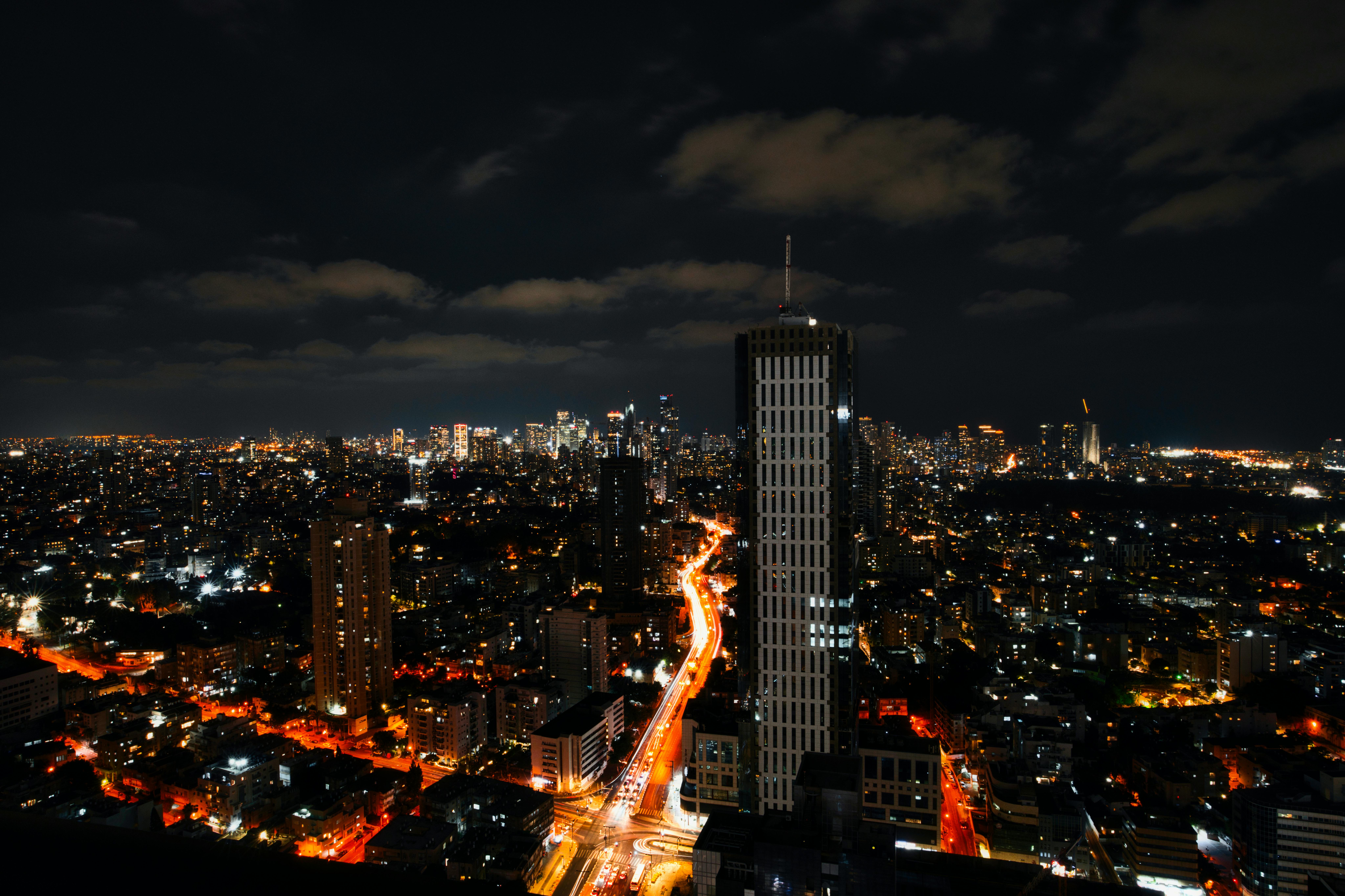 קו הרקיע של העיר בלילה ושובלי אור | Night City Skyline and Light Trails